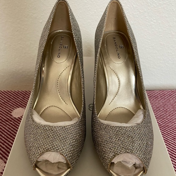 BANDOLINO Womens Rainaa Gold Peep-Toe Heels - Picture 2 of 5